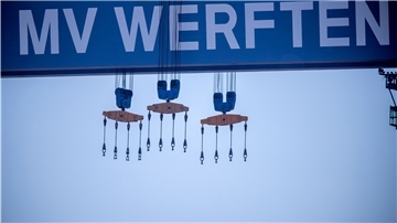 Laufkatzen hängen am Bockkran der MV-Werft in Warnemünde. Die ins Schlingern geratenen MV-Werften wollen bis zu 1200 Mitarbeiter entlassen.