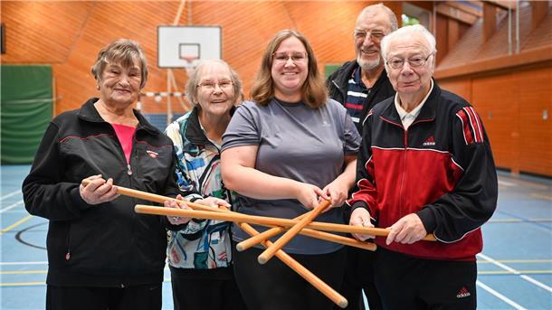 Laura Kanthack (Mitte) gehört mit ihrem Koronarsport in Nesse zu unseren „Alltagshelden“. Als unlängst dieses muntere Bild einer Trainingsgruppe aufgenommen wurde, ahnte niemand, dass Helke Hildebrandt (Zweite Dame von links) unvermittelt nun aus dem Leben gerissen werden würde - und aus ihrem Kreis: ( v. li.) Frieda Reinberger, Hans Stingl und Heinz van Hove.