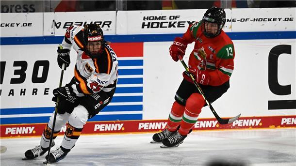 Eishockey-Nationalspielerinnen dringen auf bessere Förderung Laura Kluge (l) spielt in der nordamerikanischen Profiliga PWHL.
