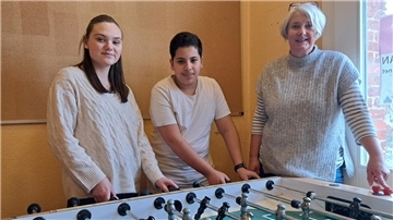 Laura Knieriem (l.) und Kerstin John von der Gemeinde Beverstedt organisieren einen Betreuerkurs für Jugendliche. Schüler Hassan Ashraf hat sich bereits angemeldet.