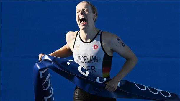 Lindemann und Rendschmidt tragen Fahne bei Schlussfeier Laura Lindemann trägt bei der Schlussfeier der Olympischen Spiele gemeinsam mit Max Rendschmidt die deutsche Fahne.