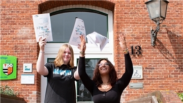 Laura (links) und Fatima wollen zeigen, dass die Jugend besser ist als ihr Ruf. Die Flyer für die Veranstaltung am 10. September verteilen sie natürlich selbst.