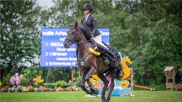 Regen, Wettkämpfe und Showreiten: Das sind die Elmloher Reitertage in Bildern Laura Meyer-Benecke gewinnt zum dritten Mal das Finale der Springprüfung Klasse A* der Junioren-Kreismeisterschaft.