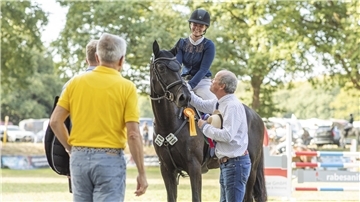 Laura Meyer-Benecke hat mit ihrer Dialaraja erneut den Springcup Wesermünde gewonnen.