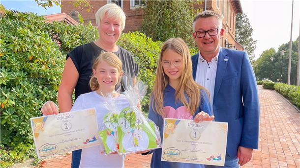 ra (rechts) und Mara sind die besten Vorleserinnen der Grundschule Uthlede. Jugendpflegerin Martina Feldmann-Bienhoff (links) und Hagens Bürgermeister Andreas Wittenberg würdigten die Leistungen bei der Endausscheidung des Vorlesewettbewerbes.