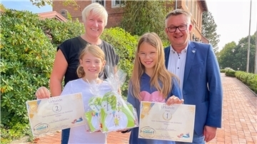 ra (rechts) und Mara sind die besten Vorleserinnen der Grundschule Uthlede. Jugendpflegerin Martina Feldmann-Bienhoff (links) und Hagens Bürgermeister Andreas Wittenberg würdigten die Leistungen bei der Endausscheidung des Vorlesewettbewerbes.