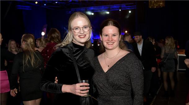 So feierten die 4000 Gäste beim Weihnachtszauber Laura und Leonie freuen sich auf die Partynacht.