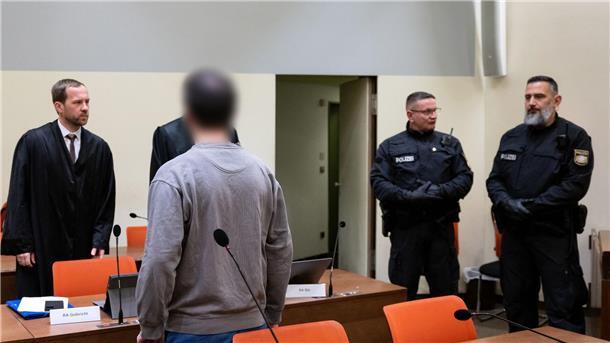 ICE-Messerangreifer zu 14 Jahren Haft verurteilt  Laut Anklage hatte der Mann 2021 in dem Fernzug Passau-Hamburg vier Männer angegriffen und mit einem Messer zum Teil schwer verletzt.