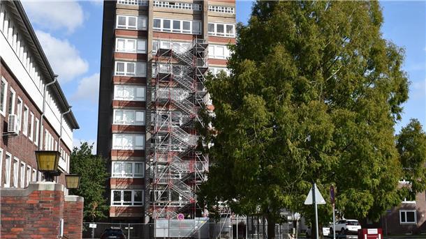 Laut Baudezernent Theo Dworak prüft die Stadtverwaltung, ob die Montage von Solarmodulen am Rathausturm Sinn ergibt.