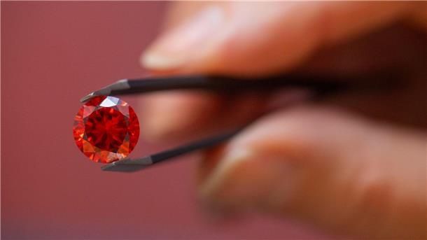 Laut Bestatterverband geht es vor allem darum, den Verstorbenen näher bei sich zu behalten. (Archivbild)