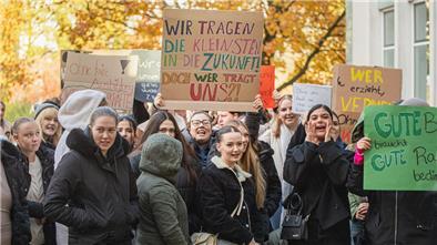 Laut, bunt und entschlossen: Auszubildende protestieren gegen Kürzungen in Bremerhaven.