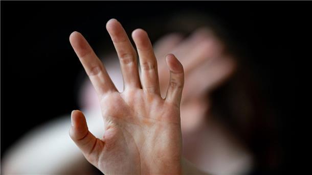 Gewalt unter Mädchen - Warum schlagen Teenager zu? Laut dem Bundeskriminalamt erreichte die Zahl der Fälle, bei denen Mädchen anderen Mädchen Gewalt angetan haben, im Jahr 2022 einen traurigen Höhepunkt.