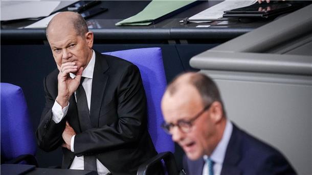 Scholz bei Kanzlerpräferenz vor Merz in Ost und West Laut der Forsa-Umfrage würden 33 Prozent für Olaf Scholz stimmen und 31 Prozent für Friedrich Merz (r).