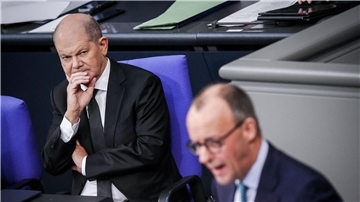 Laut der Forsa-Umfrage würden 33 Prozent für Olaf Scholz stimmen und 31 Prozent für Friedrich Merz (r).