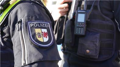 Laut der Polizei waren ein 8-jähriges Mädchen und seine zwei Jahre ältere Schwester aus einer Gruppe von etwa 20 Personen angegriffen worden.