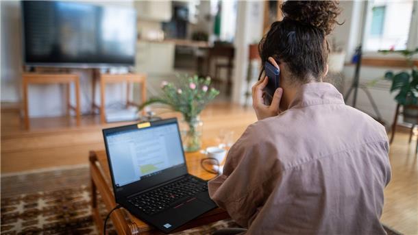 Angestellte sehen in Homeoffice kein Problem für Karriere Laut der Umfrage wird vor allem der Aspekt der Zeitersparnis als größter Vorteil des Homeoffice gesehen.