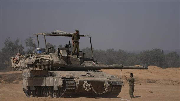 Hamas will sofort dauerhafte Waffenruhe Laut einem Bericht des israelischen Fernsehsenders Channel 13 fordert die Hamas auch, dass der Wiederaufbau des Gazastreifens bereits in der ersten Phase beginnt und Israel kein Veto gegen die Auswahl der freizulassenden palästinensischen Häftlinge einlegen darf.