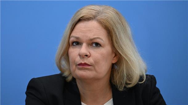 Nach Angriff auf SPD-Politiker Ecke: 17-Jähriger stellt sich Laut einem Medienbericht regte Bundesinnenministerin Nancy Faeser (SPD) eine Sonderkonferenz in der kommenden Woche an.
