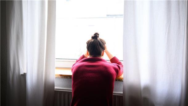 Depression und Einsamkeit: Decke über den Kopf und Ruhe Laut einer Befragung fühlen sich viele Menschen in Deutschland alleine.