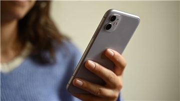 Laut einer repräsentativen Umfrage nehmen sich immer mehr Menschen vor, weniger Zeit am Handy zu verbringen. (Symbolbild)