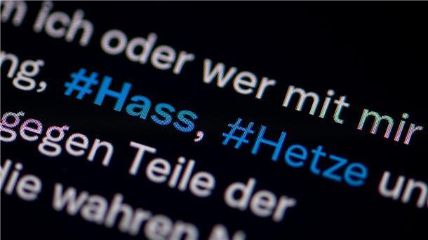 Laut einer Studie schränken Betroffene von Hass-Posts ihre Internetnutzung ein.