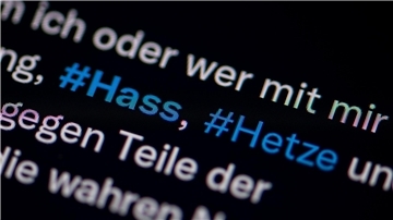 Laut einer Studie schränken Betroffene von Hass-Posts ihre Internetnutzung ein.