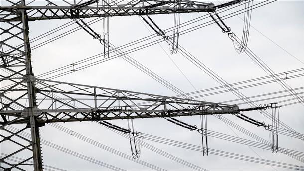 Laut einer Umfrage sind einige Unternehmen von kurzen Stromausfällen betroffen - das kann teuer werden.