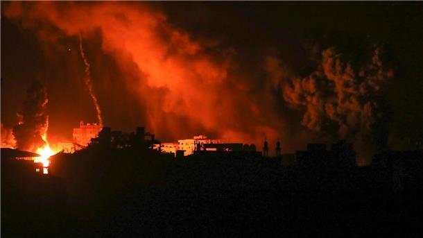 Laut eines Berichts sind medizinische Hilfsgüter und Medikamente per Fallschirm über einem jordanischen Feldlazarett in Gaza abgeworfen worden.