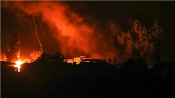 Laut eines Berichts sind medizinische Hilfsgüter und Medikamente per Fallschirm über einem jordanischen Feldlazarett in Gaza abgeworfen worden.