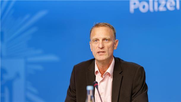 Illegale Online-Sportwetten - Razzia gegen mutmaßliche Bande Laut Ermittler Guido Rissmann gab es mehr als 160 Durchsuchungen.