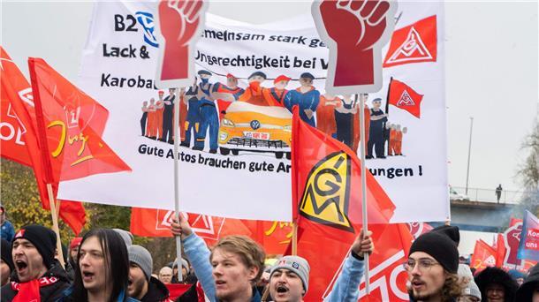 VW-Tarifrunde: Mehr als 6.000 protestieren in Wolfsburg Laut IG Metall hatten sich die Teilnehmer für die Kundegebung frei genommen. Noch sei es kein Warnstreik.