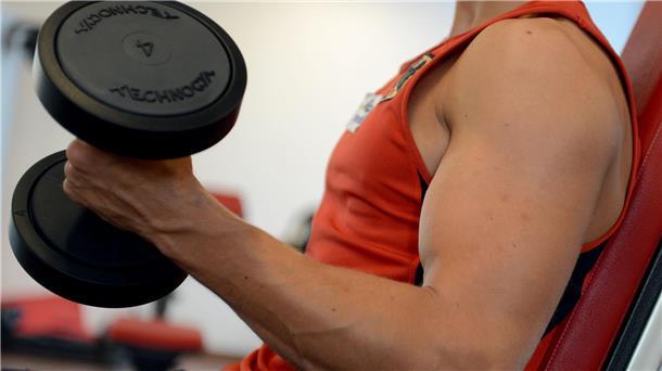 Laut Männlichkeitsforscher Boris von Heesen ist eine der besonders hartnäckigen Erzählungen zum Thema Männlichkeit, dass Männer körperlich unzerstörbar sein müssen. (Symbolbild)