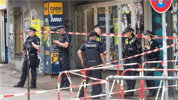 Mann mit Hammer: Niedersachse kommt in Psychiatrie Laut Polizei ging der Mann mit einem Schieferhammer und einem Molotowcocktail bedrohlich auf Passanten zu.