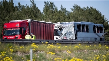 Laut Polizei war ein Gefahrguttransporter auf der Autobahn auf einen vor ihm anhaltenden Lkw aufgefahren. Der Fahrer des Gefahrguttransporters habe noch versucht, nach links auszuweichen und sei dabei seitlich mit dem Reisebus kollidiert.