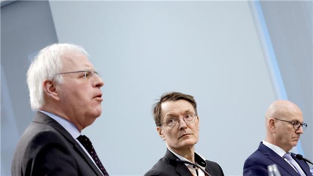 Kommunen fordern „frisches Geld“ für Kliniken Laut Reinhard Sager (l.), Präsident des Landkreistages, reichen Karl Lauterbachs Pläne gegen die Klinikinsolvenzen nicht aus.