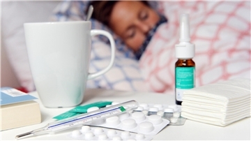 Laut Robert-Koch-Institut ist die erste wintertypische "Grippe-Welle" des neuen Jahres angerollt, der "Peak" wird für Ende Januar erwartet. Die Nachfrage in Apotheken nach üblichen Arzneimitteln ist groß, aber nicht alles ist lieferbar, vor allem Antibiotikumsaft für Kinder ist schwer zu bekommen. Fiebersäfte indessen sind wieder in den Regalen.