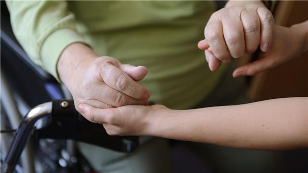 Laut Statistischem Bundesamt gibt es in Deutschland rund fünf Millionen Pflegebedürftige. Die weitaus meisten werden zu Hause versorgt.