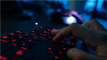 Laut TÜV-Verband ist seit dem Beginn des Angriffskriegs Russlands gegen die Ukraine auch die Zahl an Cyberangriffen gegen deutsche Unternehmen gestiegen (Symbolbild).