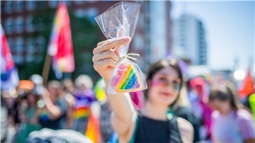 Ein Demonstrationszug, bunte Farben. Der Christopher Street Day (CSD) setzt ein starkes Zeichen für Sichtbarkeit und Akzeptanz. Die Veranstaltung findet am Wochenende in Bremerhaven statt.