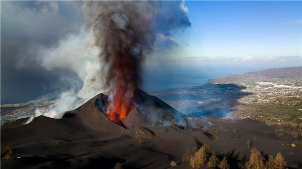 Vulkan-Insel La Palma setzt auf erneuerbare Energien Lava fließt im November 2021 aus dem Vulkan auf der Kanareninsel La Palma.