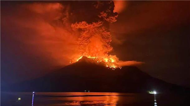 Tsunami-Warnung nach heftigem Vulkanausbruch in Indonesien Lava glüht im Krater des Vulkans Ruang auf den Sanguine-Inseln in Indonesien.