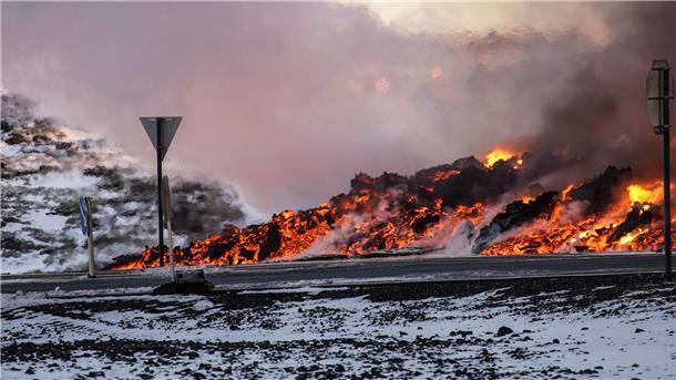 Lava ist nach einem Vulkanausbruch an der Straße nach Grindavík auf Island zu sehen.