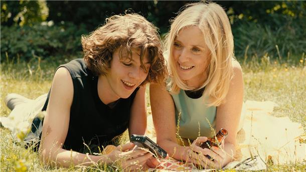Die Filmstarts der Woche Léa Drucker als Anne und Samuel Kircher als Théo in einer Szene des Films „Im letzten Sommer“.