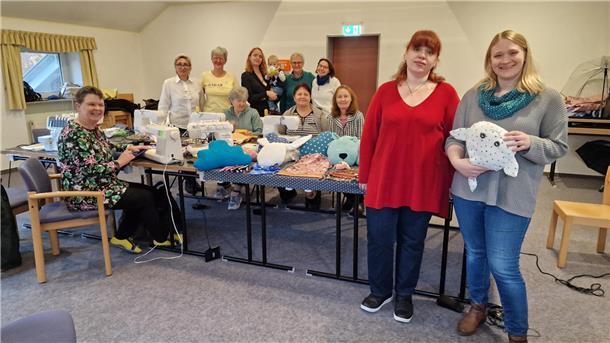 Lea Grotjohann (rechts) und Olena Safarova mit der deutsch-ukrainischen Nähgruppe.