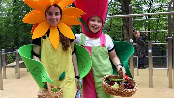 Kinder- und Jugendhaus feiert mit einem Frühlingsfest seinen 40. Geburtstag Das Foto zeigt zwei Blumenmädchen