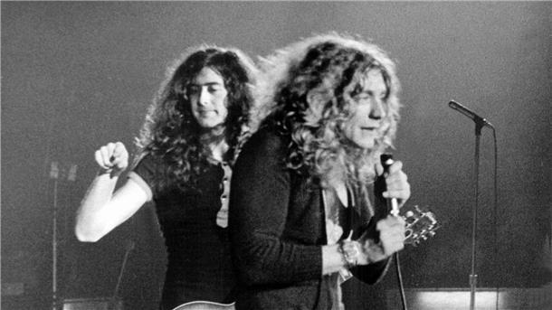 Leadsänger Robert Plant (r) und Gitarrist Jimmy Page bei einem ihrer Auftritte.