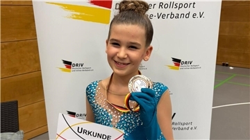 Leana Milane Behrmann hält ihre Bronzemedaille beim Ranglistenwettkampf in Duisburg in die Kamera.