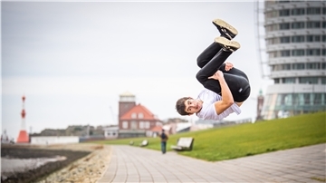 Leandro Veit (18) macht einen sogenannten Backflip am Deich. Für ihn ist Freerunning mehr als ein Sport.