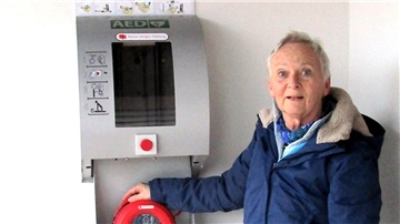 Leben retten soll im Notfall ein sogenannter AED (automatisierter externer Defibrillator). Die Geschäftsführerin des TSV Sellstedt, Cordia Fischer, freut sich, dass nun auch auf dem Sportplatz im Ort ein solches Gerät zur Verfügung steht.