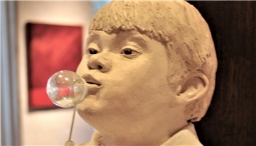 Lebensechte Figur aus Ton von der Künstlerin Birgit Lindemann. Foto: Heß